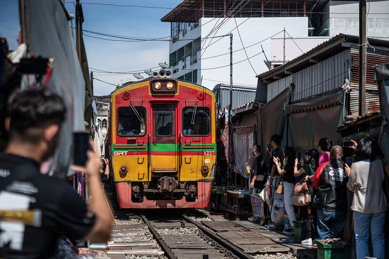 Damnoen Saduak Floating Market and Maeklong Railway Market Tour - Maeklong and the train through the stalls