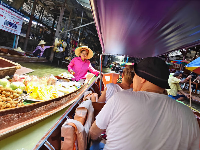 Damnoen Saduak Floating Market & Maeklong Railway Market Day Tour - Guides, languages, and group formats