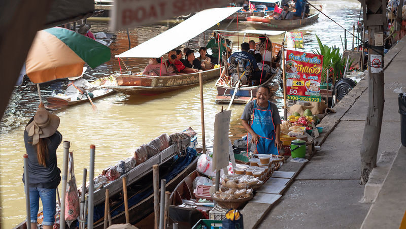Damnoen Saduak Floating Market & Maeklong Railway Market Day Tour - Heat, crowds, and what to bring