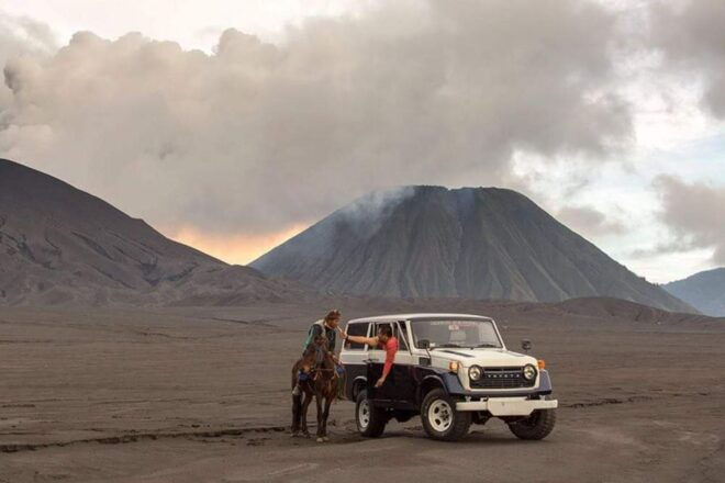 Dari Surabaya Atau Malang: Bromo Sunrise (Dan Kawah Ijen) - Trek Into the Ijen Crater