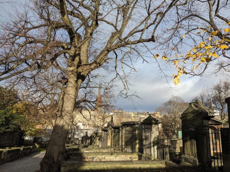 Dark Stories of Edinburgh: walking tour in French - Itinerary Breakdown