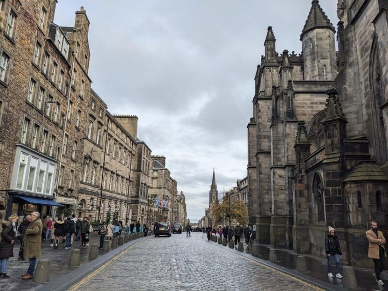 Dark Stories of Edinburgh: walking tour in French - The Practical Side