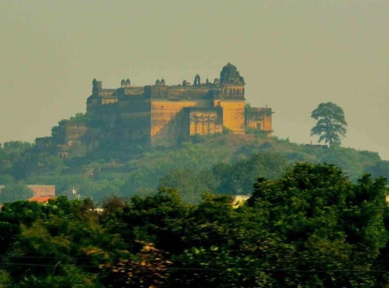 Datia: Bir Singh Palace, Peetambara Peeth & Sonagiri Tour - Practical Details & Tips