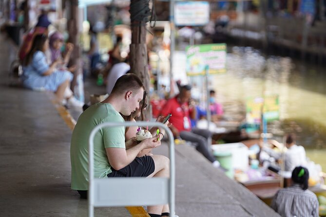 Day Tour From Bangkok to Maeklong and Damnoensaduak Market By Bus - Common Questions