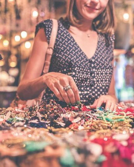 Delhi: 4-Hour Shopping Tour With Car, Tour Guide & Transfers - Detailed Activity Description