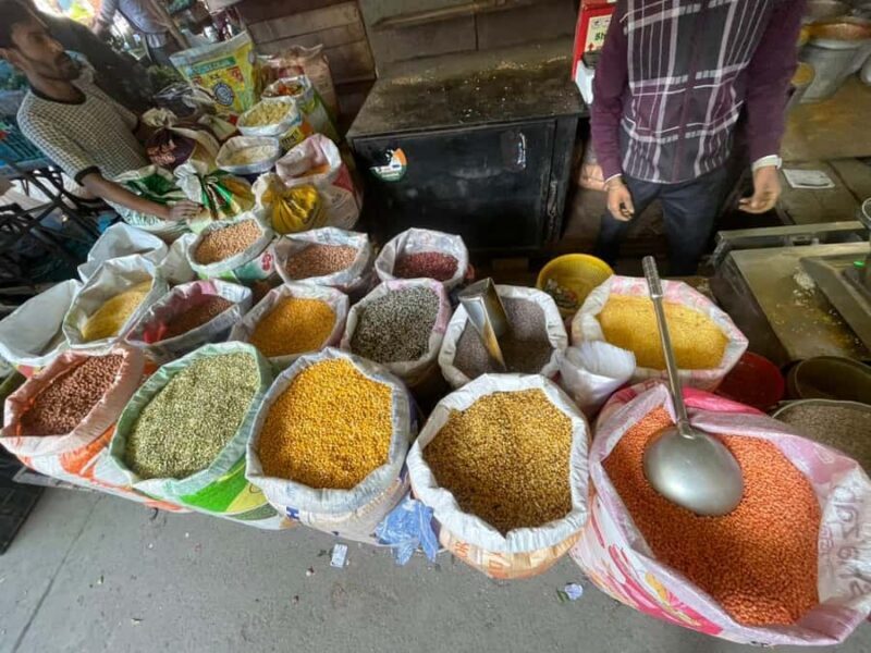 Delhi: Full-Day Shopping Tour with Male & Female Guide - Behind-the-Scenes Insights: How Markets Operate