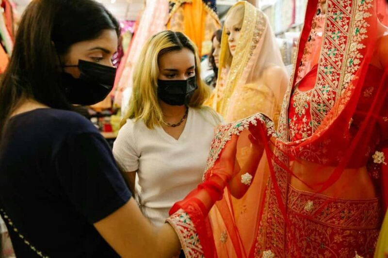Delhi: Guided Shopping Tour Experience Local Female Expert - The Sum Up