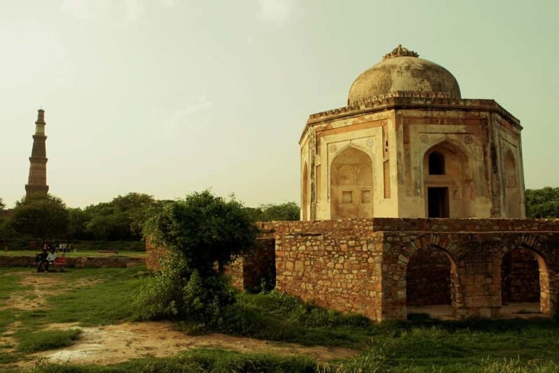Delhi: Mehrauli Archaeological Park Tour with Qutub Minar - The Experience at a Glance