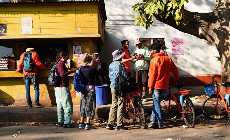 Delhi: New Delhi Guided Tour By Cycle - From Daryaganj into the capital