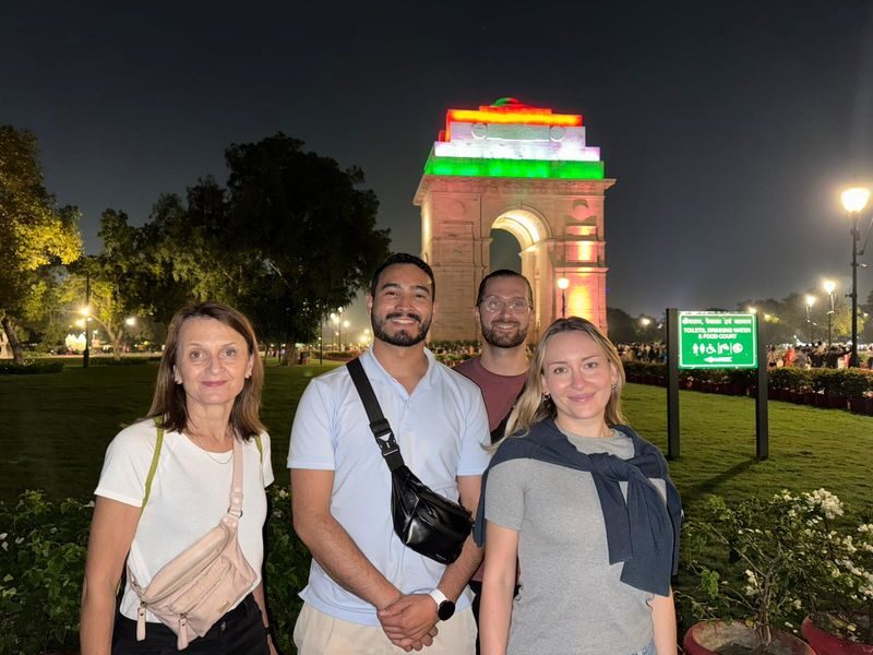 Delhi Night Tour: India Gate, Birla Mandir, CP & Bangla Sahib - A private evening route through central Delhi