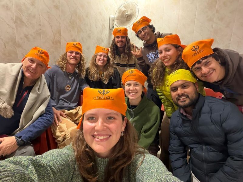 Delhi Night Tour: India Gate, Birla Mandir, CP & Bangla Sahib - Evening prayers at Birla Mandir