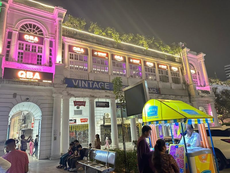 Delhi Night Tour: India Gate, Birla Mandir, CP & Bangla Sahib - Connaught Place after dark
