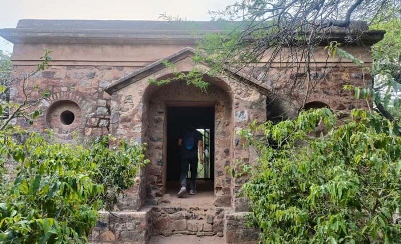 Delhi: Northern Ridge Walk with Tibetan Colony Tour - Temples and Cultural Insights