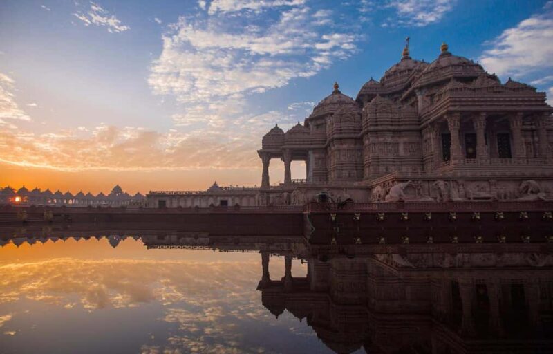 Delhi: Old Delhi, Akshardham Temple, and Light Show Tour - Exploring Old Delhi’s Rich Tapestry