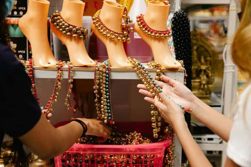 Delhi: Private Guided Shopping Tour with Rickshaw Ride - Good To Know