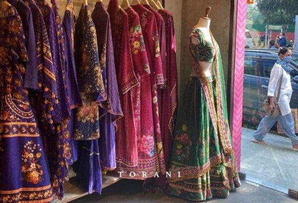 Delhi: Private Shopping Tour With Guide and Transfer - Tour Experience