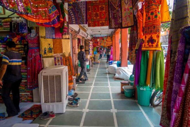 Delhi: Shopping Tour With Hotel Pickup and Drop-Off - Important Information