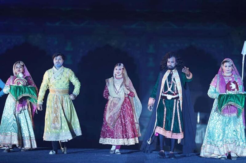 Delhi: Skip the line Red Fort Light & Sound Show with Guide - The Experience in a Nutshell