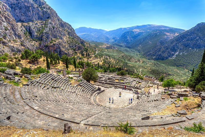 Delphi day tour from Athens - The museum puts objects beside the ruins