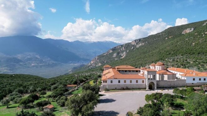 Delphi: Easy Hike From the Monastery to the Mycenaean Tomb - Activity Description
