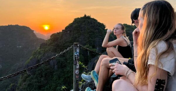 Deluxe and Small Group Tour in Hoa Lu Tam Coc Mua Cave - Dining Experience