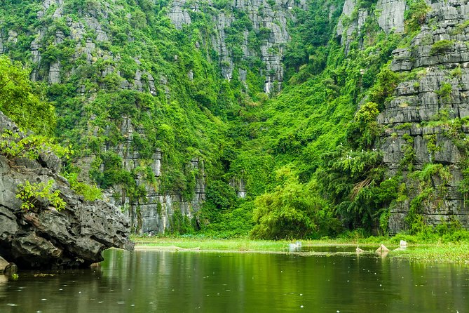 Deluxe Day Tour From Hanoi: Hoa Lu – Trang An Boating – Mua Cave - Exploring Trang An Boating and Mua Cave