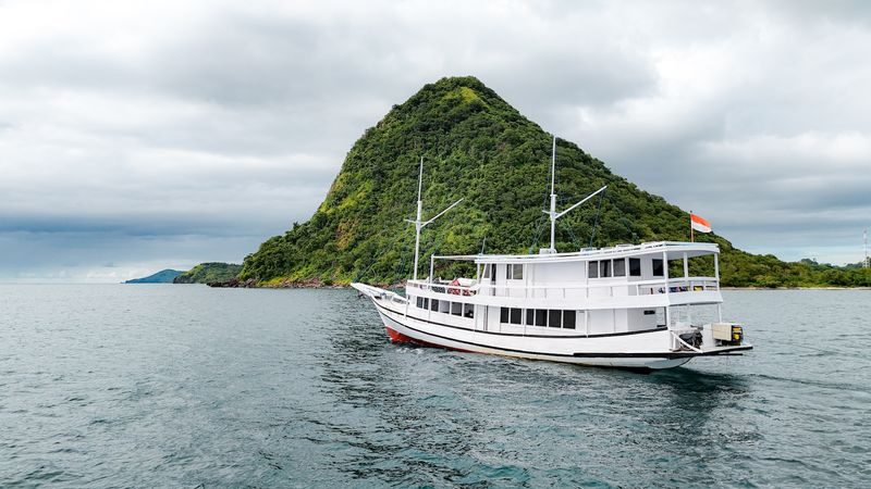 Deluxe Phinisi: 3D2N Deden Putra Liveaboard from Labuan Bajo - What to know before you book