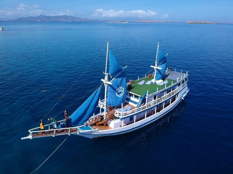 Deluxe Phinisi: 3D2N Sailing Liveaboard from Labuan Bajo - A three-day Komodo circuit, with your bed on board