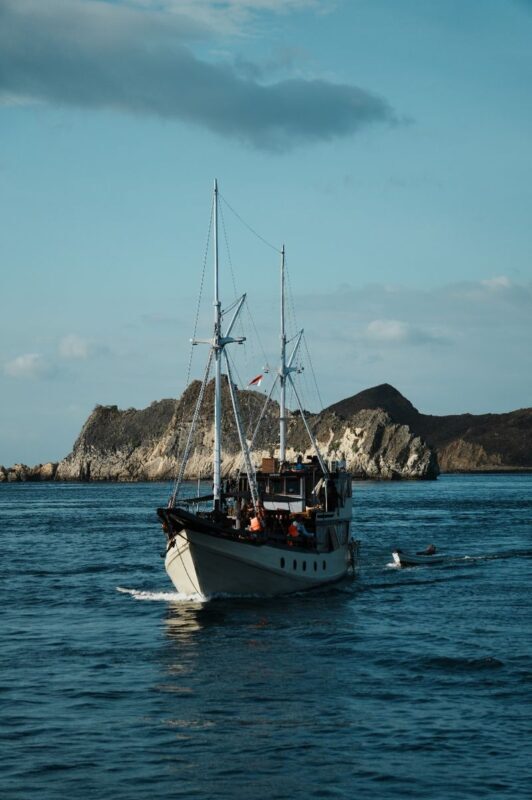 Deluxe Phinisi: 3D2N Sailing Liveaboard from Labuan Bajo - Day one: Kelor, Manjarite, and a sunset at Kalong