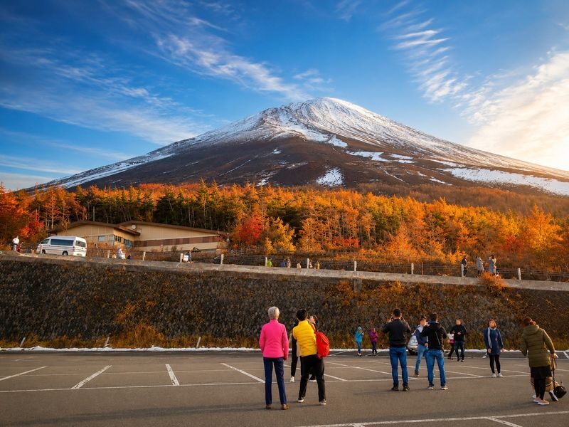 Departing Daily from Tokyo: Mount Fuji 5th Station, Lake Kawaguchi, Oshino Hakkai & Gotemba Premium Outlets 1-Day Tour (Optional Japanese Lunch) - Lunch, language, and the feel of the day