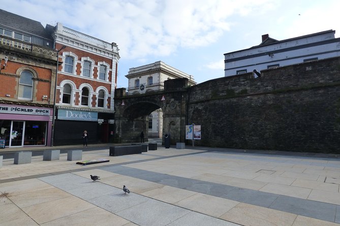 Derry Walls Authentic Private Walking Tour - What To Expect