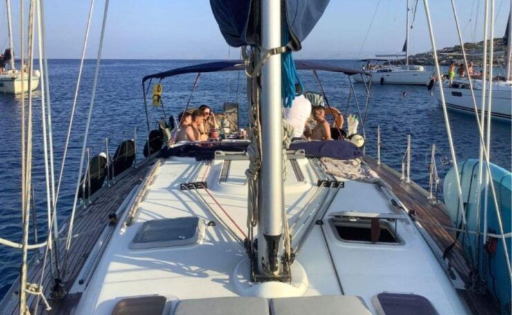 Dia Island: Private Full Day Sailing Cruise - Language and Group Size