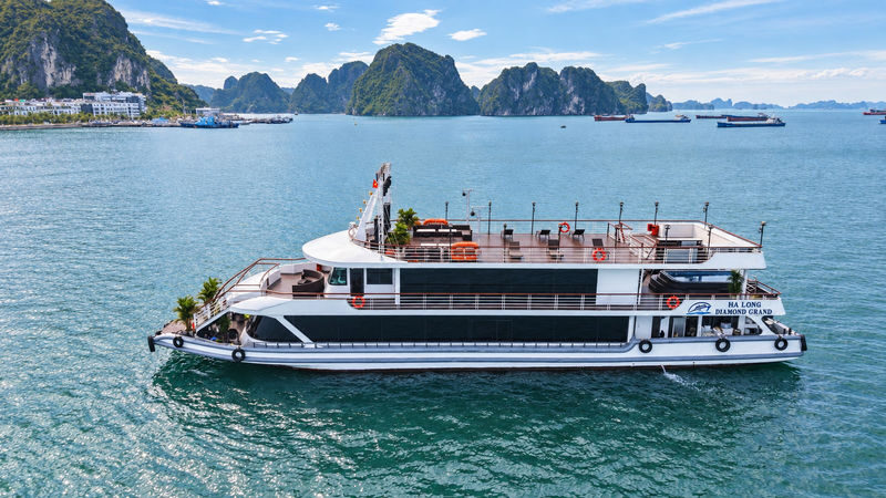 Diamond Grand Day Cruise: Ha Long Bay, Sung Sot & Ti Top Island - Three stops, three sides of Ha Long Bay