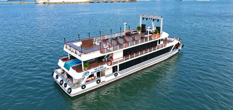 Diamond Grand Day Cruise: Ha Long Bay, Sung Sot & Ti Top Island - Luon Cave: paddle or ride into the lagoon