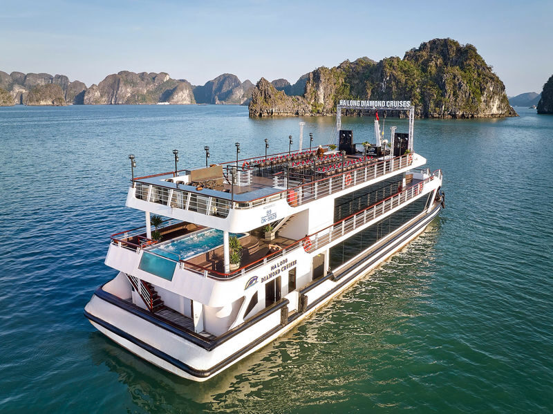 Diamond Luxury Day Cruise: Ha Long Bay,Sung Sot & Ti Top Island - Ti Top Island: summit view or beach break