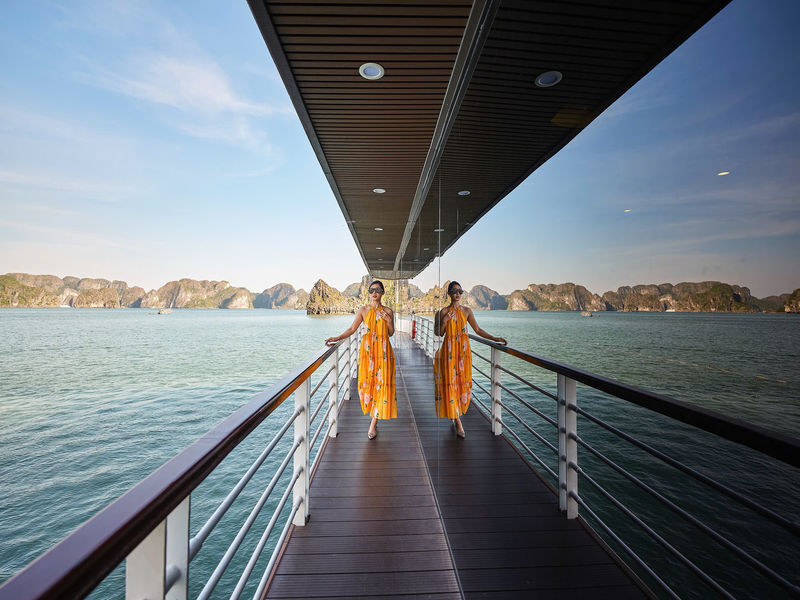 Diamond Luxury Day Cruise: Ha Long Bay,Sung Sot & Ti Top Island - Hang Luon: paddle or ride through the lagoon