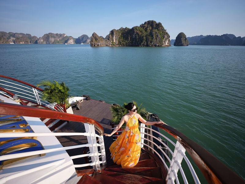 Diamond Luxury Day Cruise: Ha Long Bay,Sung Sot & Ti Top Island - Afternoon tea, a sundeck pause, and the ride back
