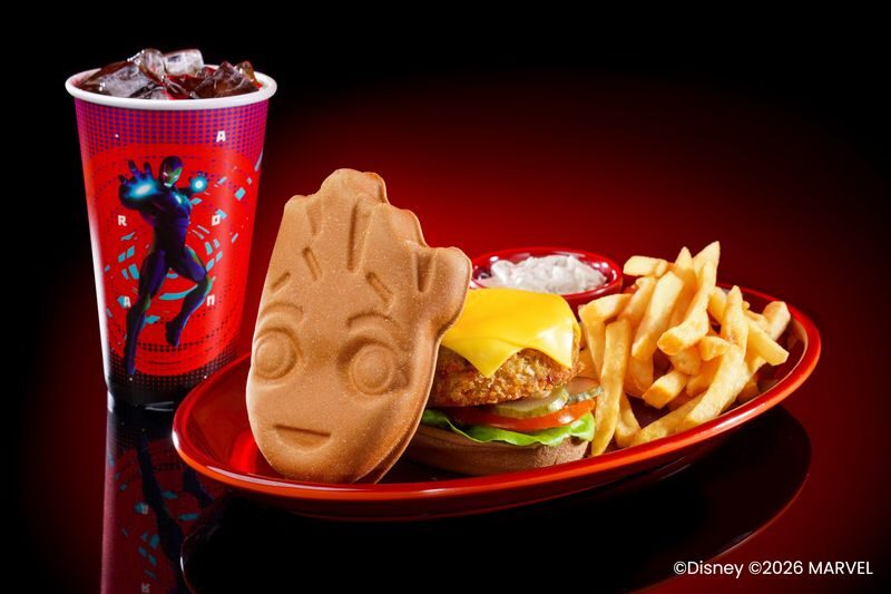 Dining Offers at Hong Kong Disneyland Resort - Hotel dining and meals with a show view