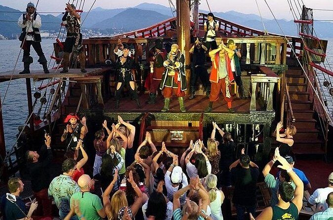 Dinner and show pirate night Hook in Cancun - FAQ