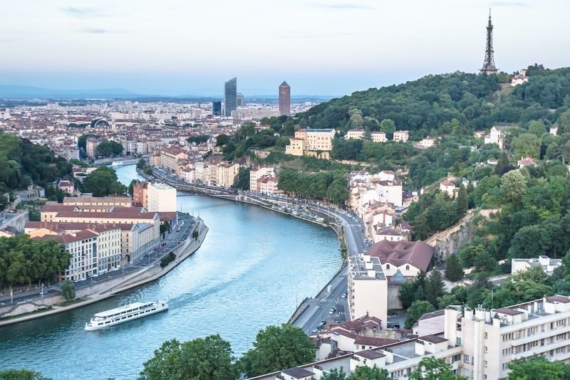 Dinner Cruise on the Saone by Les Bateaux Lyonnais Hermes II - Commentary from the water