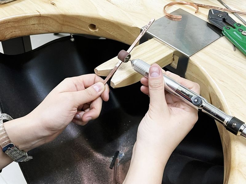 Dirty Hand Studio - Bangle Workshop | "Leave your message" Copper Bangle, Sterling Silver Bangle Workshop | Kwai Chung - Choosing copper, silver or the twist-and-bend style
