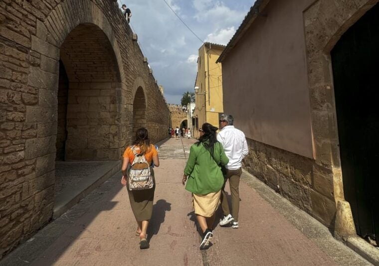 Discover Alcudias Hidden Gems: Walking Tour of the Old Town - Knowledgeable Local Guides