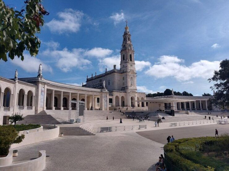 Discover Fátima, Nazaré, and Óbidos: Full Day Tour - Tour Booking and Logistics