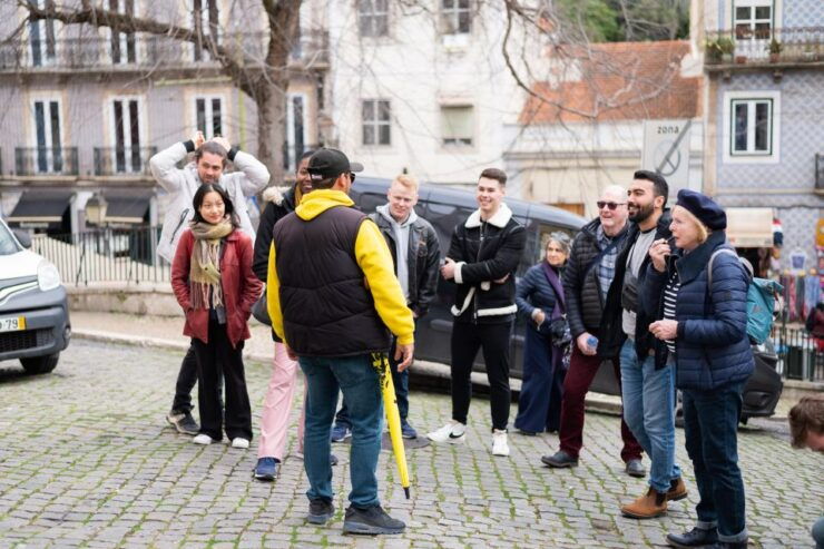 Discover Lisbon With Us: Alfama Walking Tour in Portuguese - Alfama Neighborhood