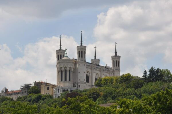 Discover Lyon: From Its Birth to Renaissance Glory - Exploring Lyons Neighborhoods