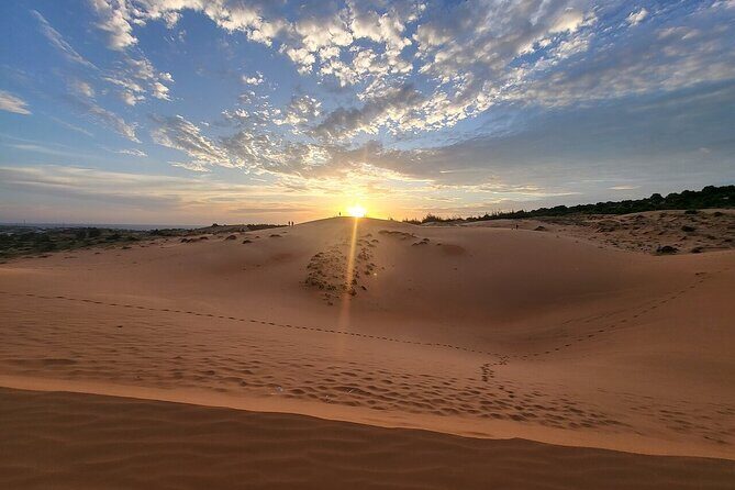 Discover Mui Ne Sand Dunes Day Trip - Breathtaking Sunset Moments - Red Sand Dunes: Contrasts and Captivating Views