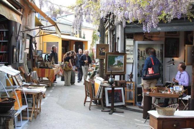 Discover the Flea Market of Saint Ouen and Its Culture - Unique Antiques and Collectibles