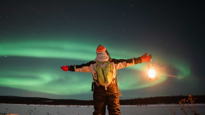 Discover the northern lights tour in Rovaniemi - The photographer and the fireside pause