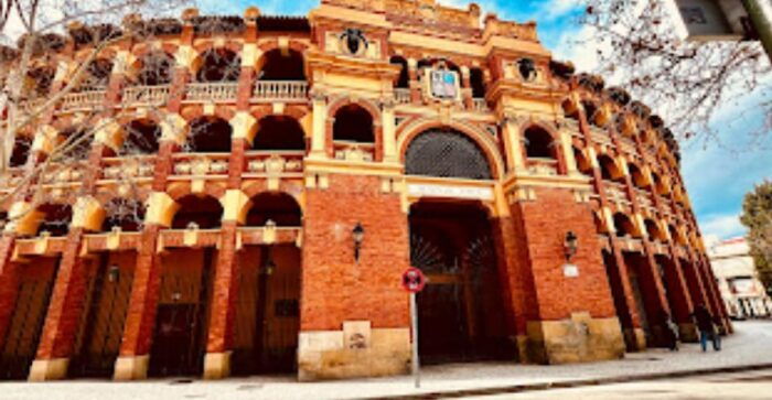 Discover Zaragoza: Complete Tour + Wine and Tapas - Visiting Landmarks