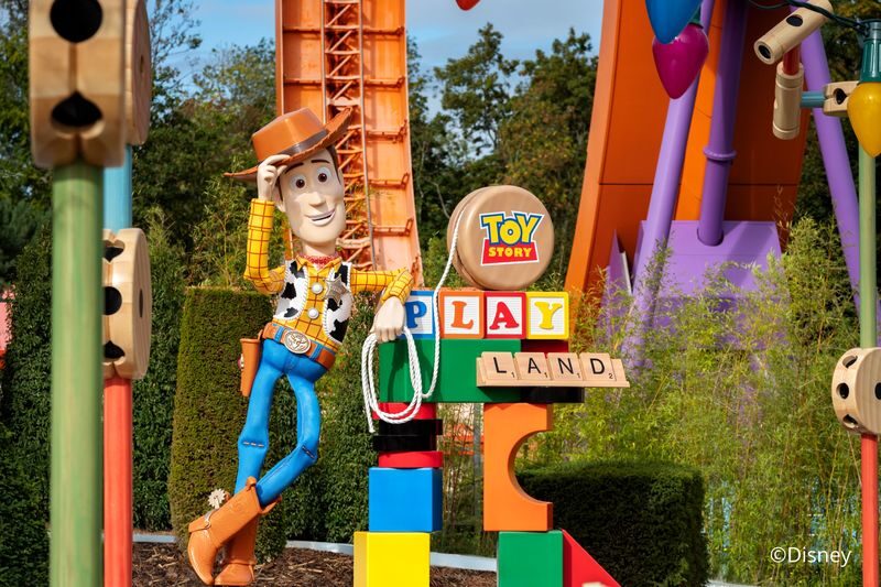 Disneyland Paris Theme Park Ticket - The shows are part of the day, not an afterthought